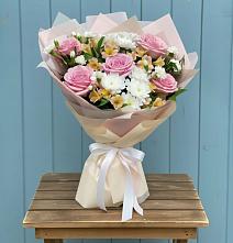 Букет цветов из:  Гвоздики, Орхидеи и Розы в Седкыркещ
