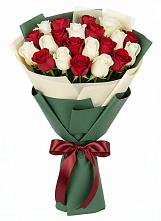 Букет Микс из красных и белых роз в Седкыркещ