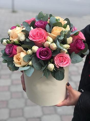 Цветочная композиция из Розы в шляпной коробке в Седкыркещ