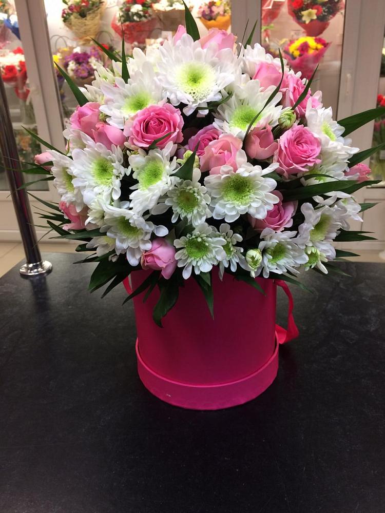 Цветочная композиция из Розы и Хризантемы в шляпной коробке в Седкыркещ