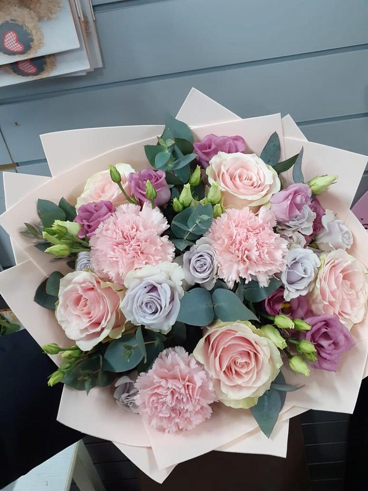 Букет цветов из: Розы, Гвоздики и Лизиантусы в Седкыркещ